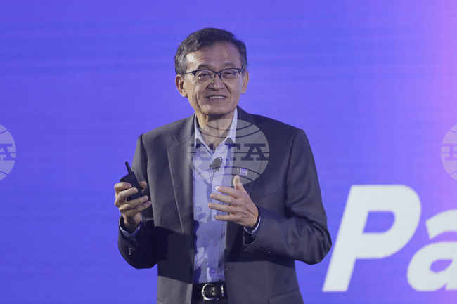 Доналд Тръмп проведе важна среща с главния изпълнителен директор на "Интел“, дни след като призова за оставката му