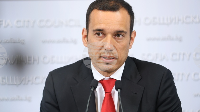 Предстои да се реши дали паркингът до храма "Св. Александър Невски" ще бъде изцяло пешеходна зона или частично ще се обособи като синя зона, каза Васил Терзиев 