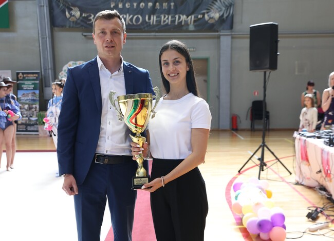 Община Стара Загора: Зам.-кметът Светослав Колев връчи „Купата на кмета“ на клуб „Грация“ на Международния турнир „Фея под липите“