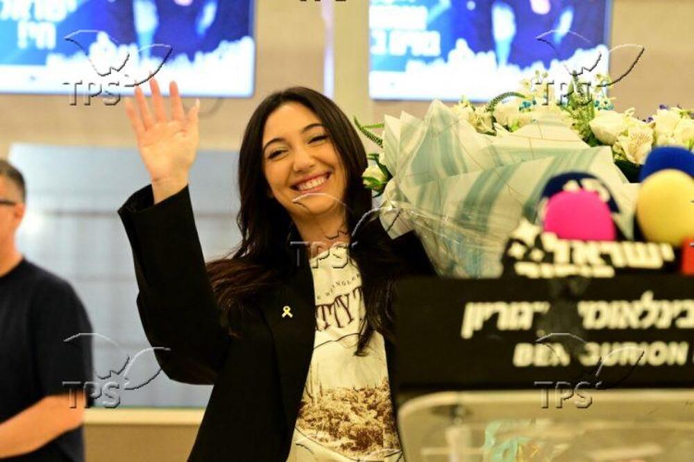 ТПС: Израелската певица Ювал Рафаел беше посрещната в Тел Авив като герой след триумфа си на "Евровизия"