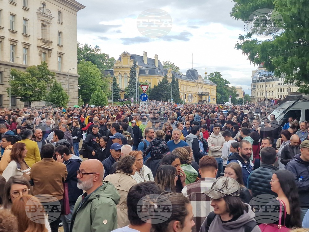 С шествие в центъра на София приключи протестът в подкрепа на кмета Васил Терзиев