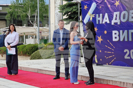 Самоков - награждаване - абитуриенти - отличници