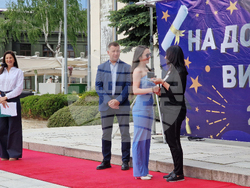 Самоков - награждаване - абитуриенти - отличници