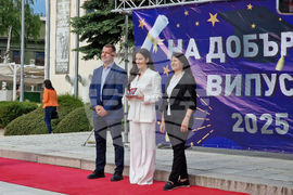 Самоков - награждаване - абитуриенти - отличници