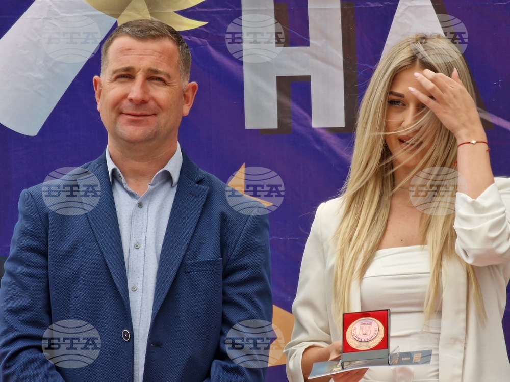 Самоков - награждаване - абитуриенти - отличници