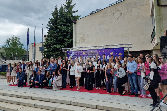 Общо 69 абитуриенти отличници получиха плакети на Община Самоков на официална церемония