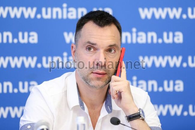 Украйна чака германският канцлер Шолц да уреди доставка на оръжия, заяви съветник на Зеленски