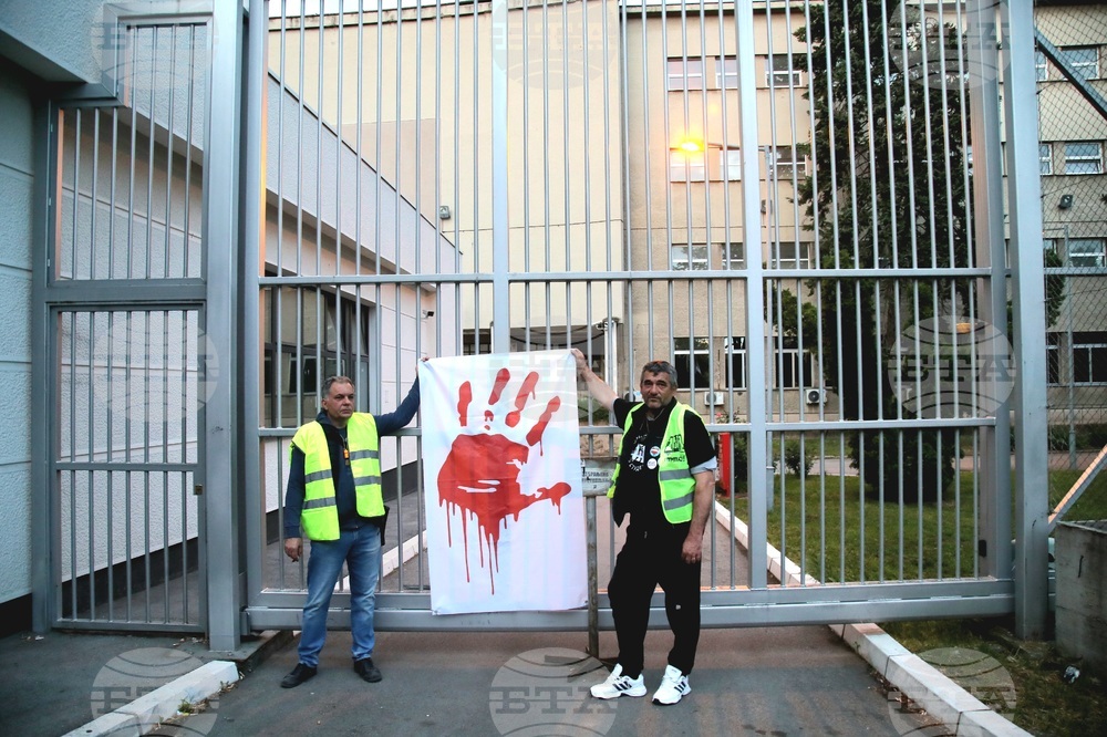 Трима задържани граждански активисти от Нови Сад бяха освободени от ареста и вече са под домашен арест