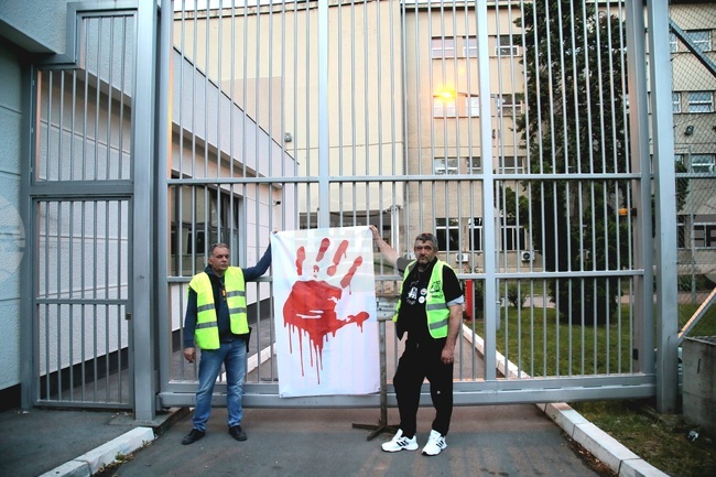 Трима задържани граждански активисти от Нови Сад бяха освободени от ареста и вече са под домашен арест