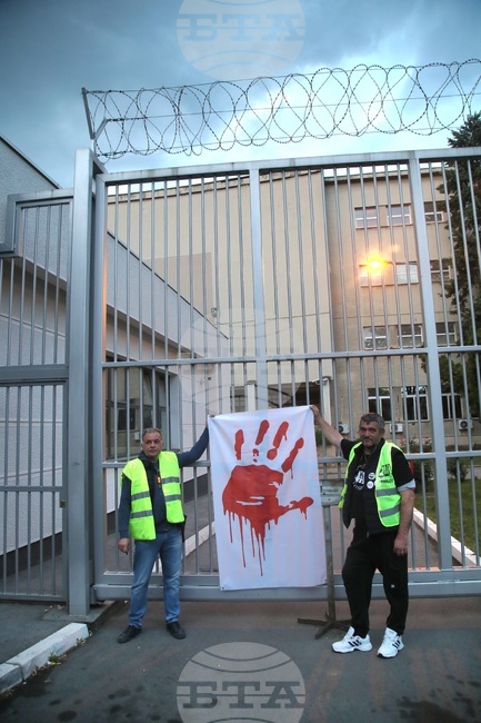 Съд в Нови Сад пусна под домашен арест трима граждански активисти, обвинени в опит за подкопаване на конституционния ред в Сърбия