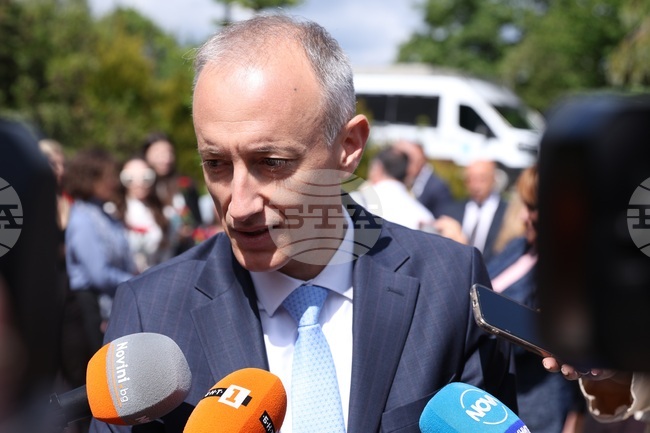 На утрешната матура по български език и литература ще се явяват 50 000 зрелостници, каза министър Красимир Вълчев 