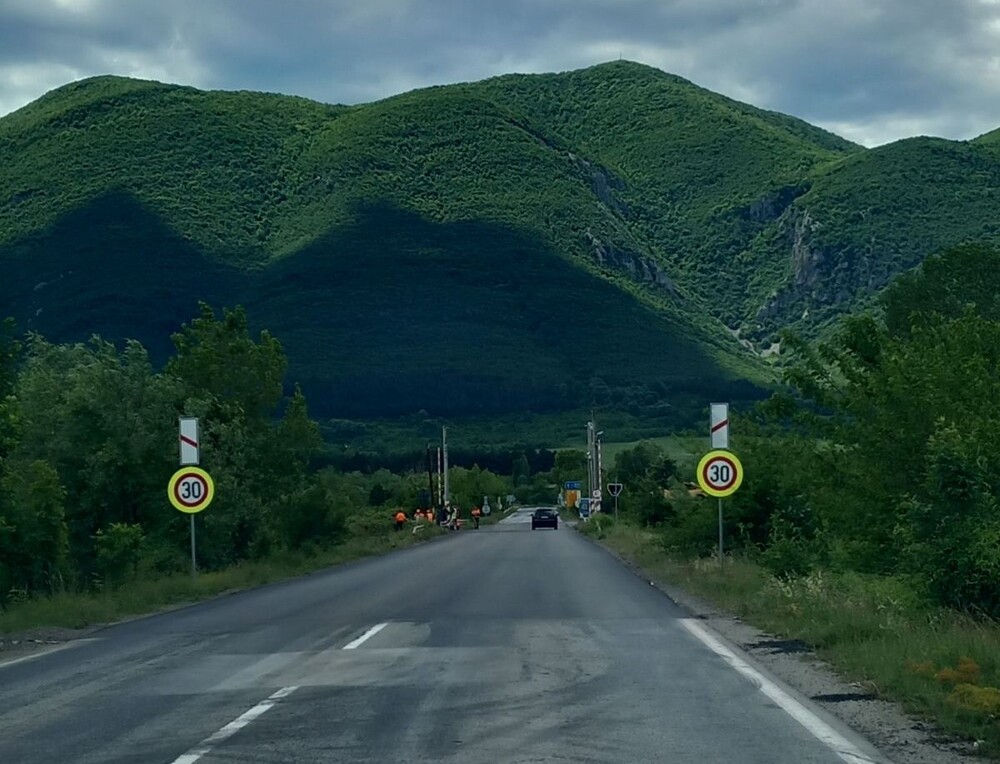 АПИ: Монтирани са нови мантинели на път II-13 Бяла Слатина - Кнежа при 66-и км за обезопасяване на участъка с концентрация на инциденти