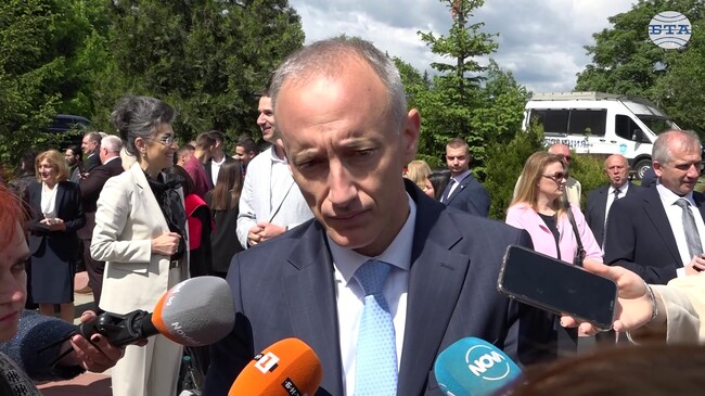 На утрешната матура по български език и литература ще се явяват 50 000 зрелостници, каза министър Красимир Вълчев