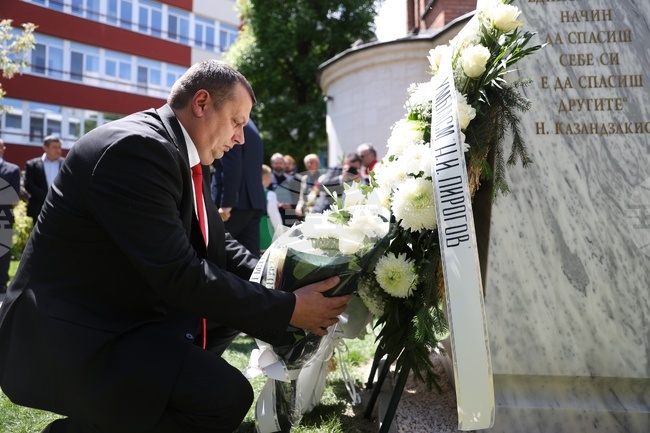 С откриването на паметник беше отдадена почит на служителите на болница „Пирогов“, посветили живота си на другите