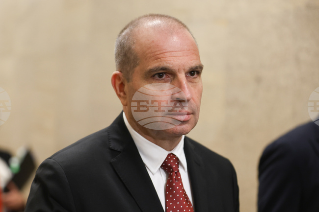 Десетократно да се вдигнат глобите за авиокомпании и наземни оператори за нередности при обслужване на пътници, предлага министър Гроздан Караджов 