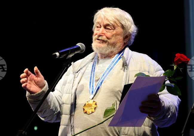 Научете децата да четат, за да намерят пътя към истината и красотата, каза писателят Коста Радев