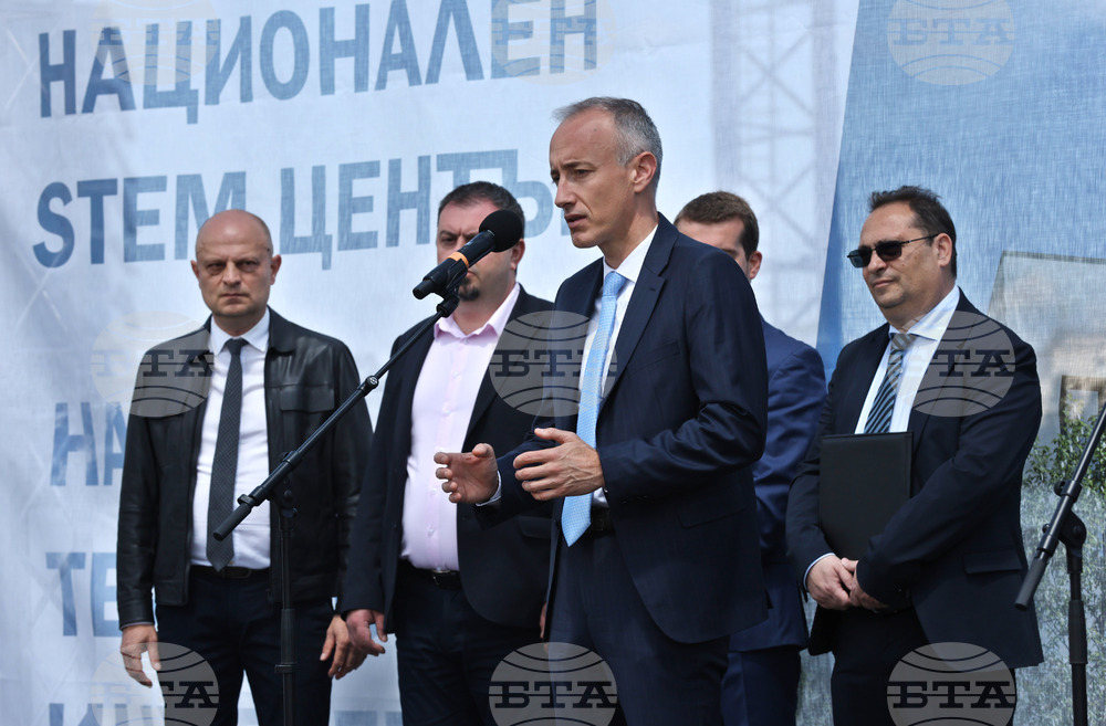 МОН: Министър Вълчев даде старт на изграждането на национален STEM център