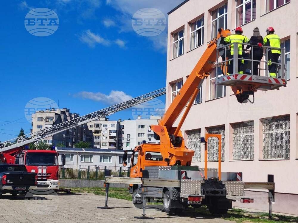 Разиграха евакуация на над 200 ученици в Ямбол при учение за реакция при земетресение с последвал пожар