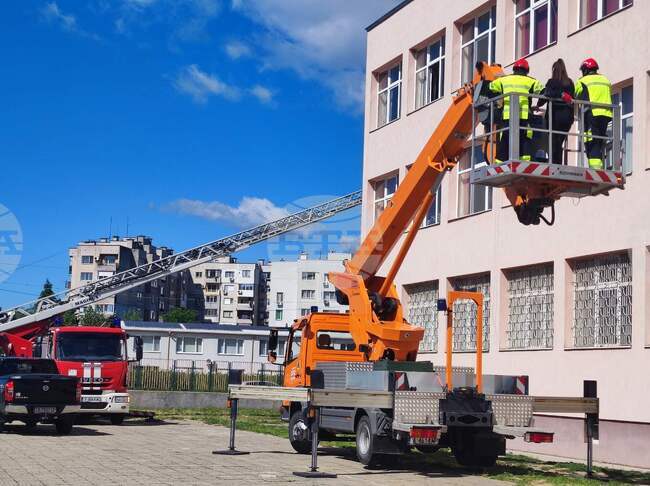Разиграха евакуация на над 200 ученици в Ямбол при учение за реакция при земетресение с последвал пожар