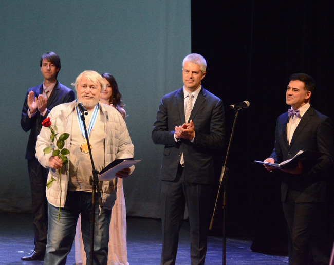 Кметът Благомир Коцев връчи голямата награда „Варна“ на писателя Коста Радев