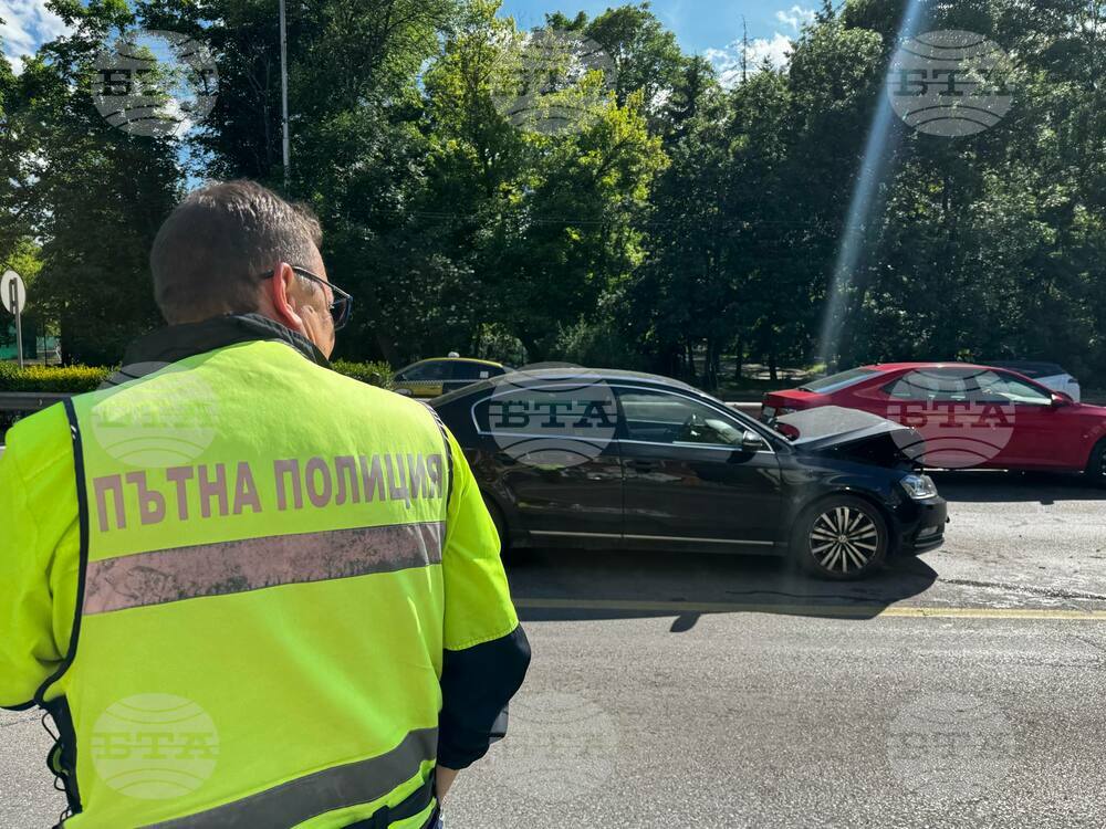 Лека катастрофа с три автомобила е станала в района на "Орлов мост" в София, сред участниците в инцидента има бременна жена
