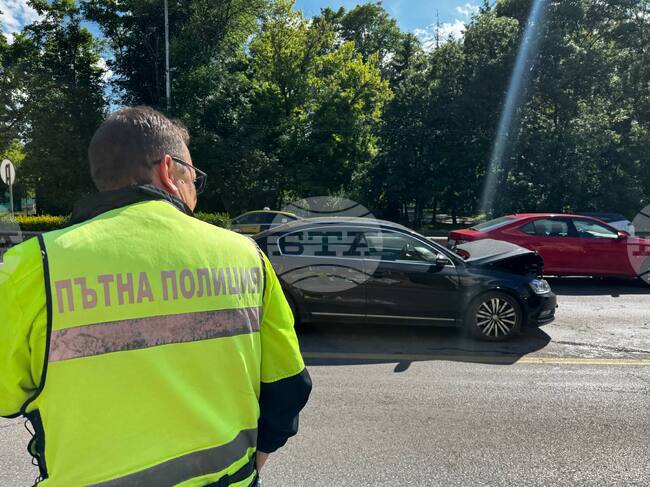 Лека катастрофа с три автомобила е станала в района на "Орлов мост" в София, сред участниците в инцидента има бременна жена