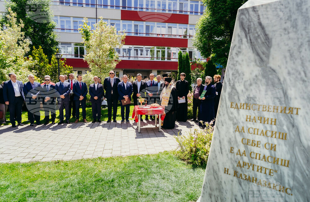 "Пирогов" почете всички служители на болницата, отдали живота си на другите преди, по време и след пандемията COVID-19 с паметник