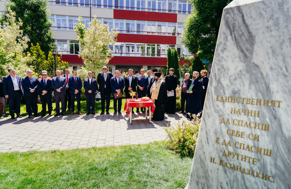 "Пирогов" почете всички служители на болницата, отдали живота си на другите преди, по време и след пандемията COVID-19 с паметник