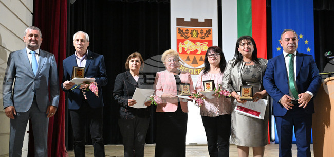 Фотографът Мехмед Азиз и четирима педагози са новите носители на почетния знак на Исперих