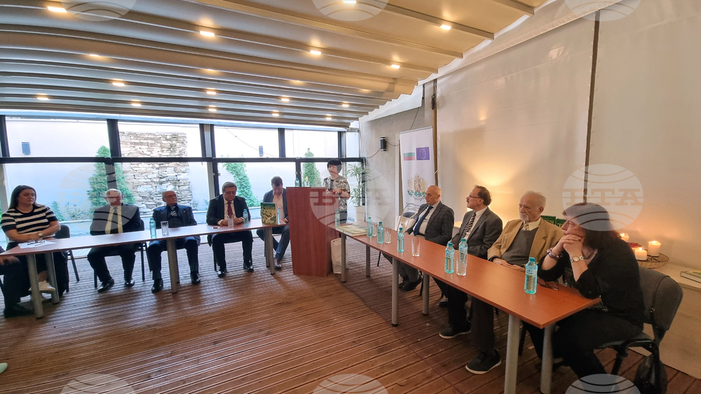 Енциклопедия "Тракия" беше представена в Българския културно - информационен център в Скопие