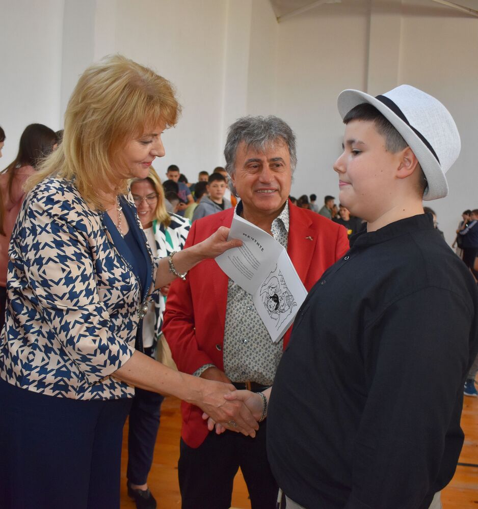 Заместник-кметът на община Разград Елка Неделчева поздрави учениците и учителите в ОУ “Н. Й. Вапцаров“ за 24 май