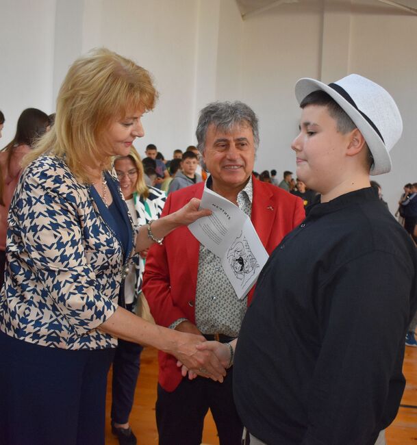 Заместник-кметът на община Разград Елка Неделчева поздрави учениците и учителите в ОУ “Н. Й. Вапцаров“ за 24 май