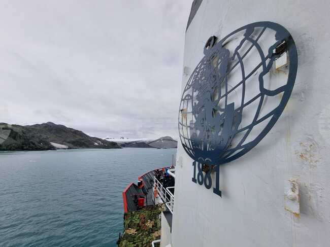  Ден 49 - Българският научноизследователски кораб „Св. св. Кирил и Методий“ пусна котва на остров Ливингстън