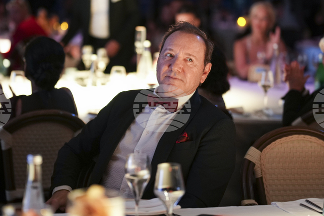 Кевин Спейси се опитва да се върне в шоубизнеса с концерт в Кипър