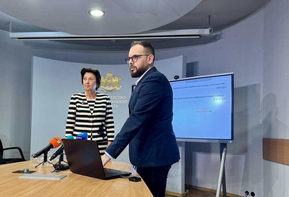 Върху вариант 4 ще пишат зрелостниците на последната 41-ва задача от днешния държавен зрелостен изпит по български език и литература