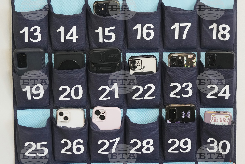 Ново предписание, предвиждащо учителите в Турция да не използват телефоните си по време на час, предизвика дебат в страната 