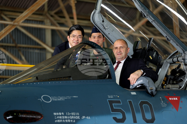 Президентът Румен Радев посети японската авиобаза "Хякури" и влезе в кабината на „синя оса“ 