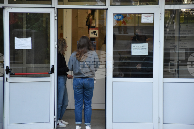 Общо 2676 зрелостници от Благоевградска област са се явили на матурата по български език и литература, съобщиха от РУО 