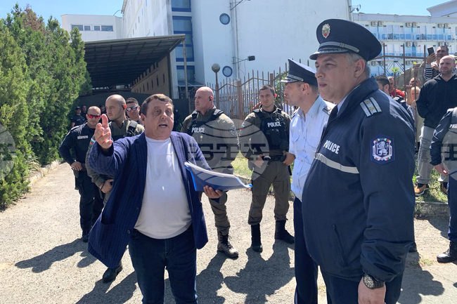 Не съм извършвал неправомерни действия, имам документи, че съм платил за спорния терен в "Слънчев бряг", каза хотелиерът Венелин Ташев