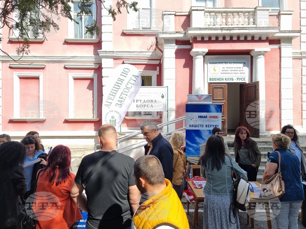 Трудова борса в Русе срещна 25 работодатели и повече от 150 търсещи работа