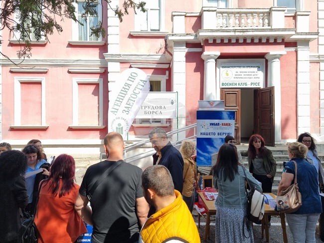 Трудова борса в Русе срещна 25 работодатели и повече от 150 търсещи работа