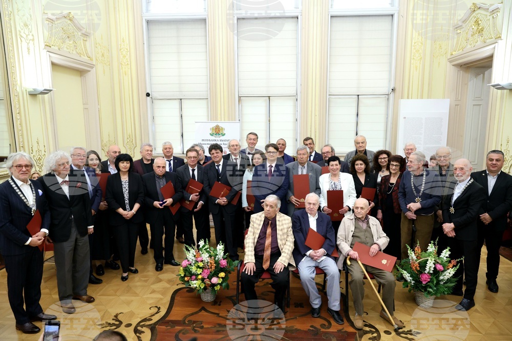 Министърът на културата Мариан Бачев награди над 40 творци с отличието „Златен век“