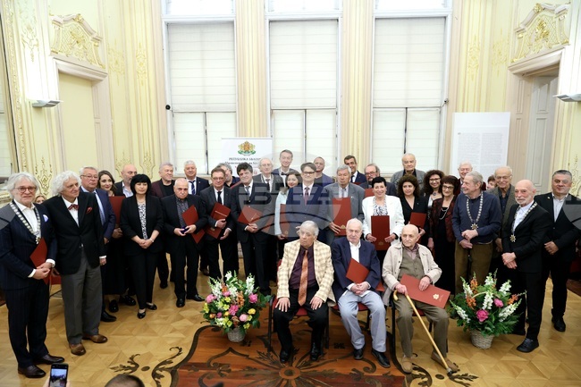 Министърът на културата Мариан Бачев награди над 40 творци с отличието „Златен век“