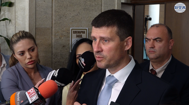 Според Ивелин Михайлов в парламента опозиция са само "Величие" и МЕЧ, всички останали партии са в "странен синхрон"