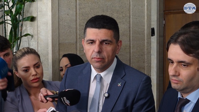 Говорихме с Никола Минчев, той няма никакви притеснения, каза Ивайло Мирчев за процедурата по сваляне на имунитета на евродепутата