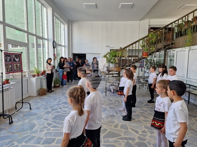 Деца от Разград посетиха Регионалната библиотека и поздравиха библиотечните специалисти за 24 май