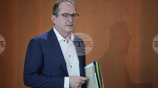 Пакистан депортира афганистанци, които са част от германска програма за приемане на бежанци, каза германски министър