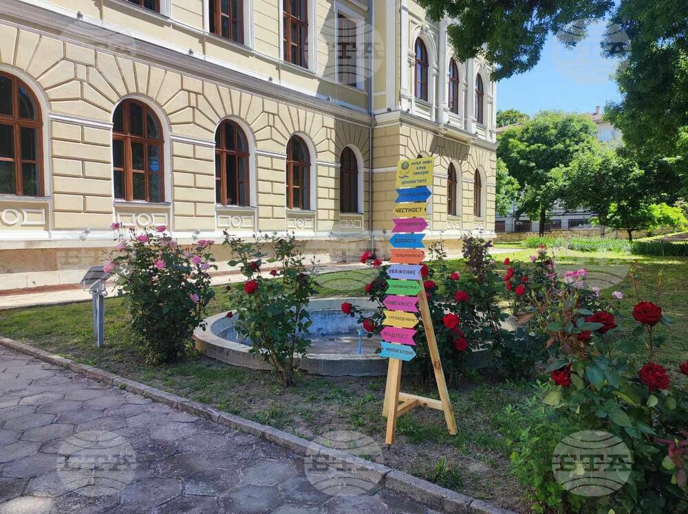 Членовете на „Инър Уийл клуб“ в Свищов дариха табели с добродетели на училищата в града по повод 24 май