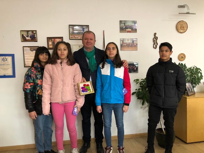 Председателят на Общински съвет Благоевград, Радослав Тасков, бе приятно изненадан с подарък, изработен от децата в  Център за настаняване от семеен тип „Света Богородица“