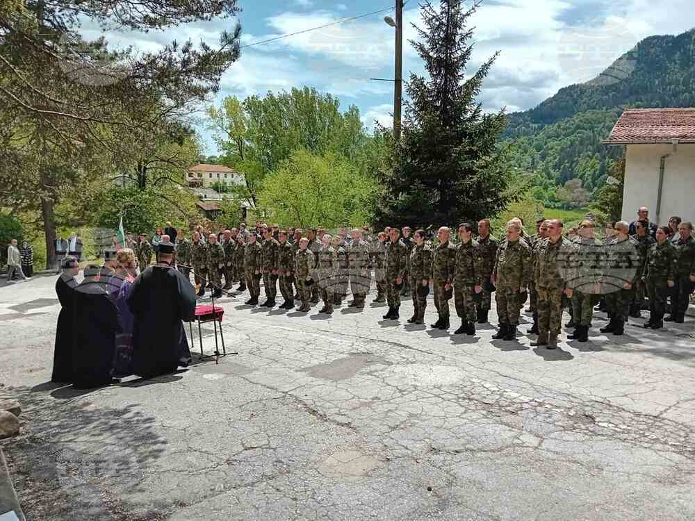 Военнослужещи и граждани отбелязаха храмовия празник на параклис "Св. св. Константин и Елена" в 101-ви Алпийски полк в Смолян